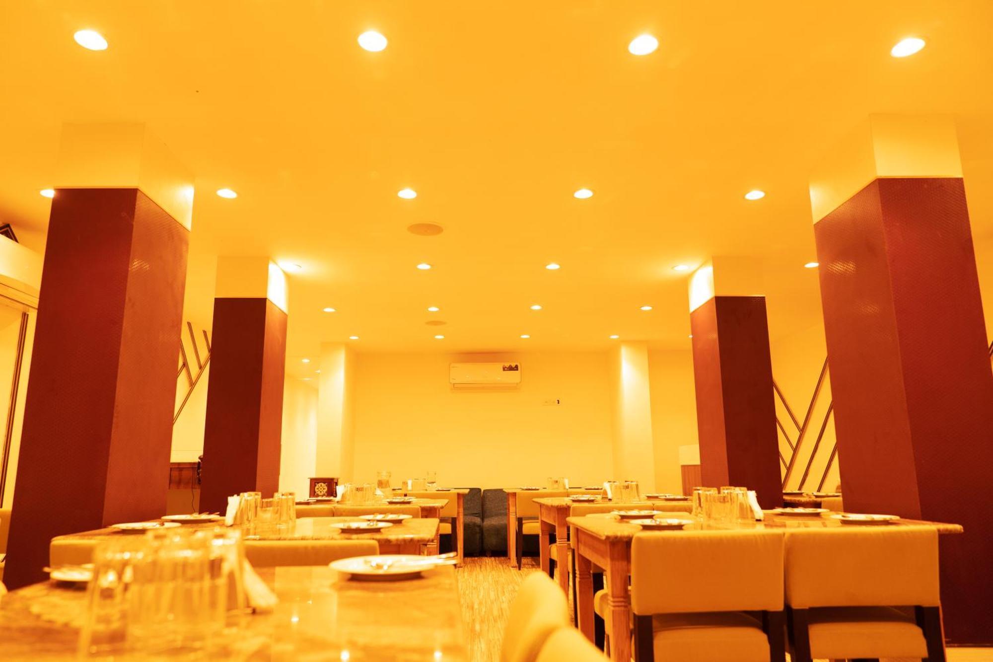 Hotel The Flamboyant Natraj Bharuch Exterior foto
