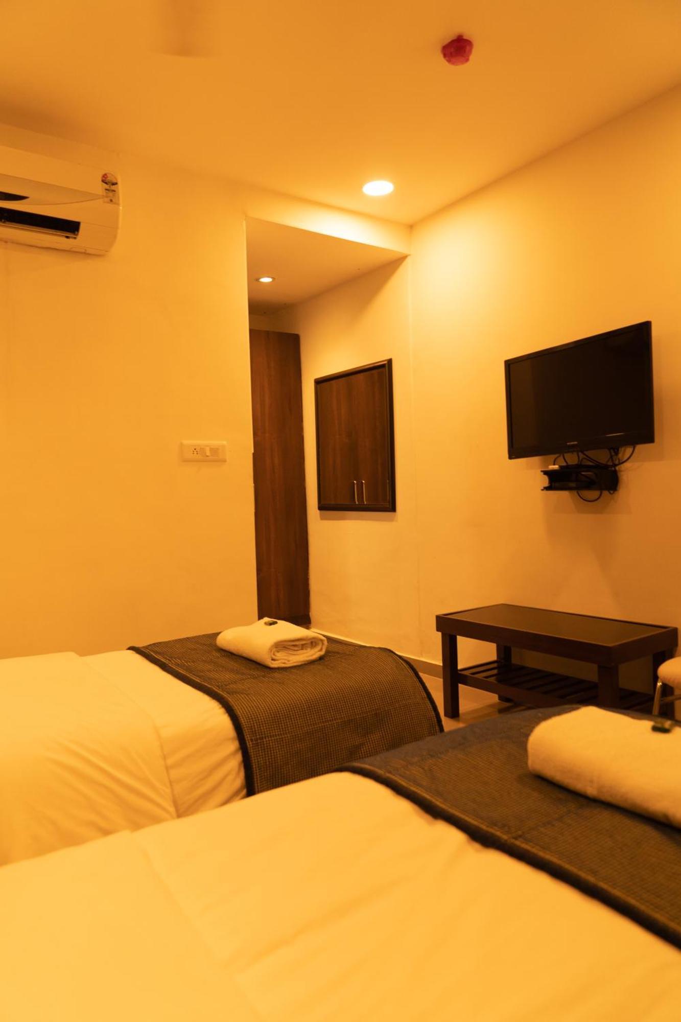 Hotel The Flamboyant Natraj Bharuch Exterior foto