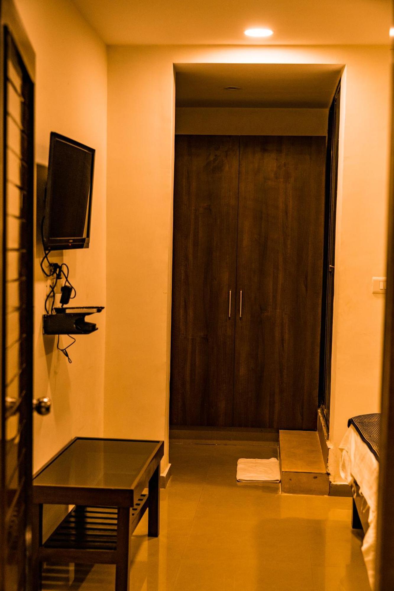 Hotel The Flamboyant Natraj Bharuch Exterior foto
