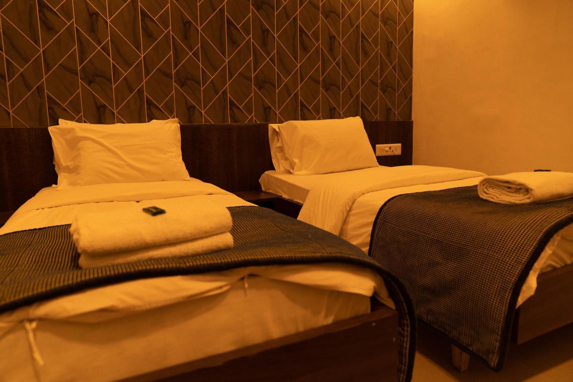 Hotel The Flamboyant Natraj Bharuch Exterior foto