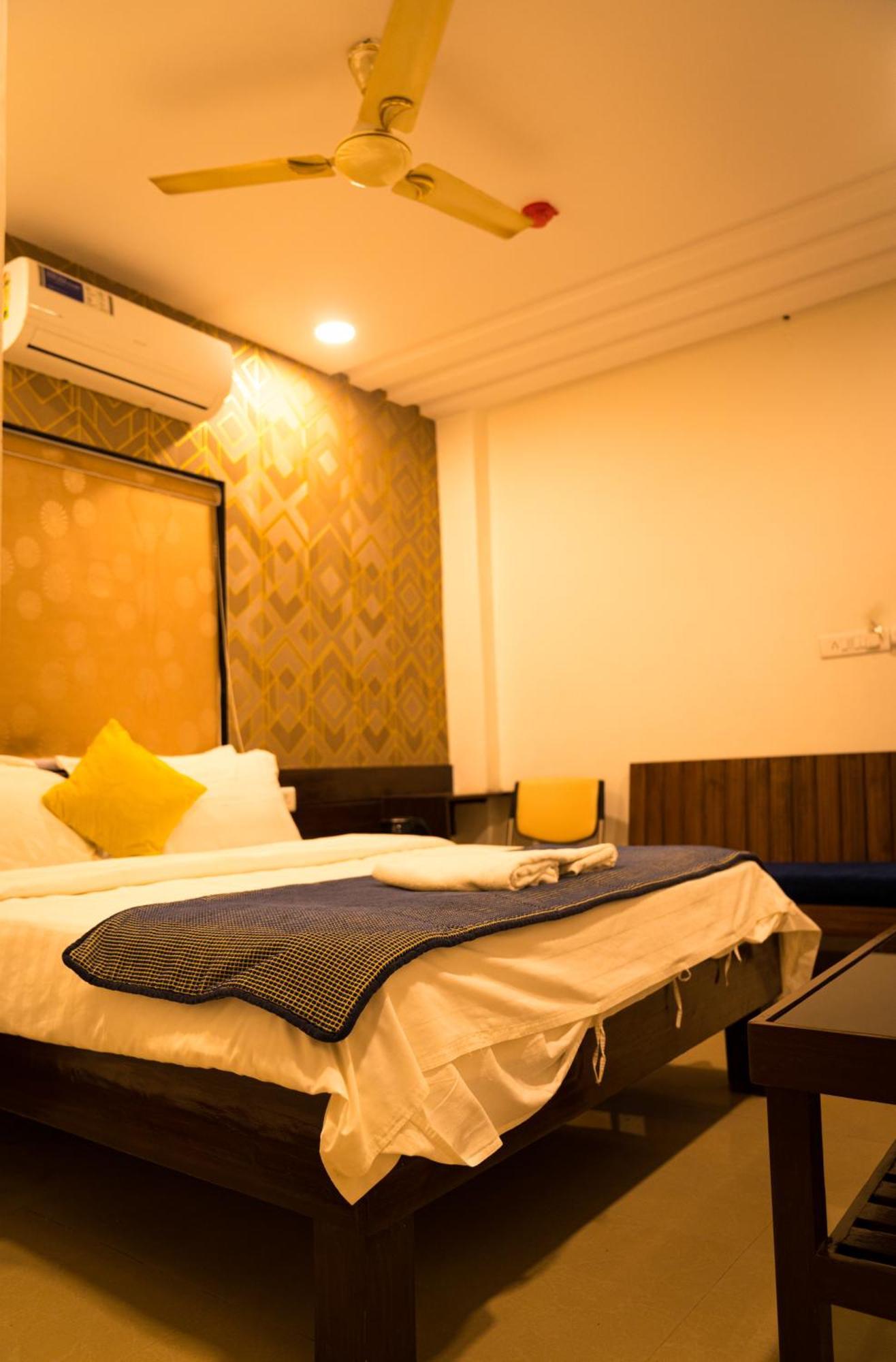 Hotel The Flamboyant Natraj Bharuch Exterior foto